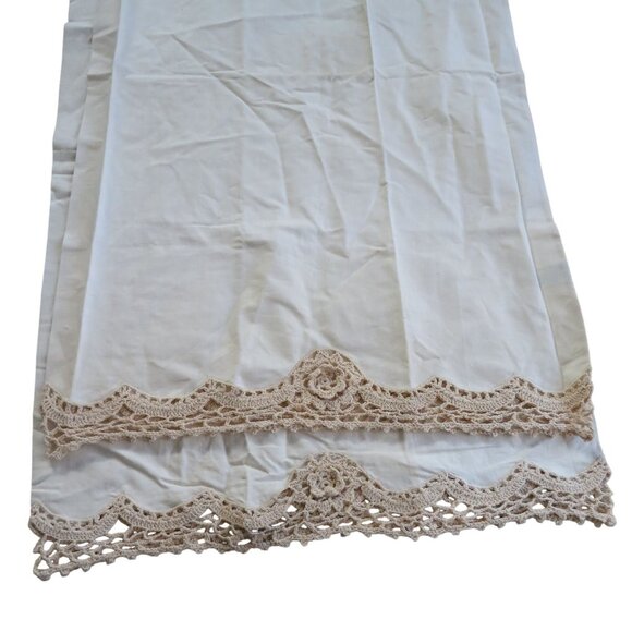 Vintage Pair of 2 Beige Cotton Pillowcases Crochet Lace Trim Standard 20x31 NEW - Picture 3 of 11